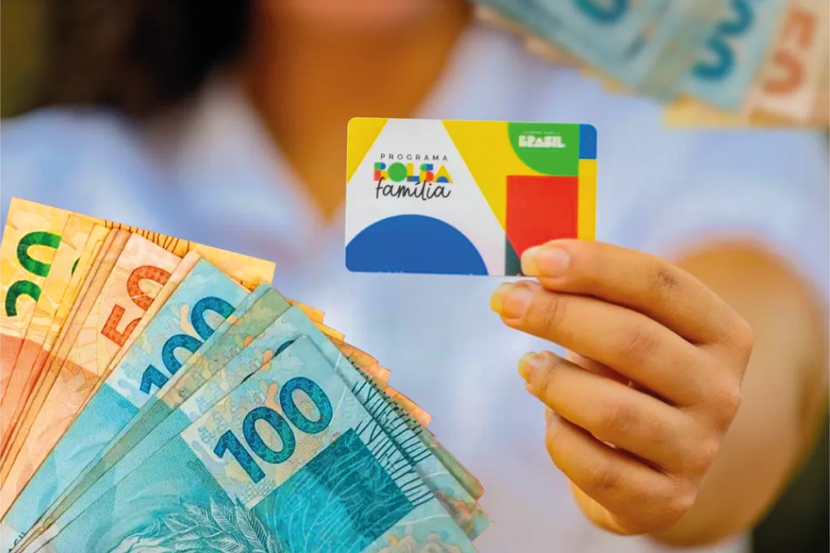 Projeto que prevê 13º do Bolsa Família volta a gerar expectativa para 2026 2 Mulher segurando cartão do Programa Bolsa Família e notas de reais, representando o 13º pagamento que pode beneficiar milhões de famílias em 2026