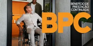 Imagem de duas pessoas, uma idosa em cadeira de rodas e uma pessoa jovem ao lado dela, sorrindo, representando a assistência do Benefício de Prestação Continuada (BPC), um apoio financeiro para idosos e pessoas com deficiência.