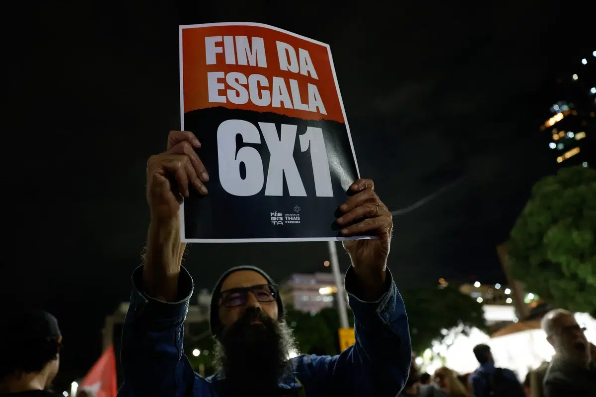 Câmara discute nesta terça-feira (10) projeto sobre o fim da escala 6x1 2 Manifestante segura cartaz com a frase “Fim da escala 6x1” durante mobilização sobre mudanças na jornada de trabalho no Brasil.