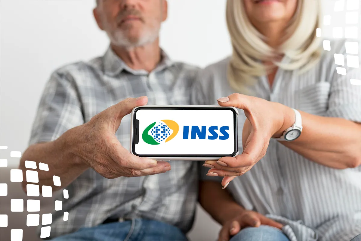 INSS prorroga prazo para contestação de descontos indevidos até junho; veja os detalhes! 2 Casal de idosos segura celular exibindo logo do INSS ao centro da imagem
