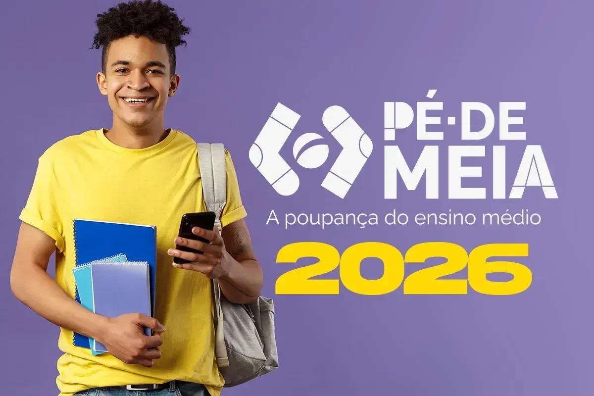 Mais estudantes podem entrar no Pé-de-Meia com nova proposta 2 Um jovem de pele escura com cabelo afro, sorrindo, segurando cadernos e um celular contra um fundo roxo, ao lado do logotipo 'Pé-de-Meia' e do ano '2026'.