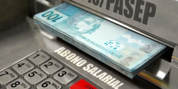 Nota de R$ 100 visível em caixa eletrônico com a etiqueta de saque PIS/Pasep, relacionados ao pagamento de R$ 1.621 para nascidos em fevereiro.