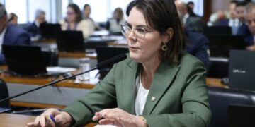 Parlamentar discursando em comissão do Congresso Nacional durante votação da PEC que garante aposentadoria especial para profissionais de segurança pública