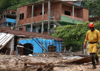 Área residencial destruída pela lama após desastre natural, cenário que representa famílias atingidas que poderão receber o Auxílio Reconstrução de R$ 7,3 mil anunciado pelo governo.