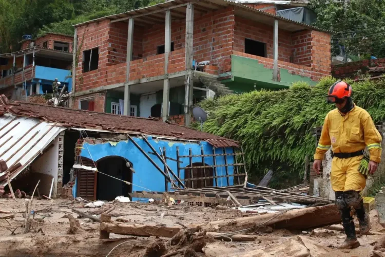 Área residencial destruída pela lama após desastre natural, cenário que representa famílias atingidas que poderão receber o Auxílio Reconstrução de R$ 7,3 mil anunciado pelo governo.
