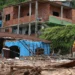 Área residencial destruída pela lama após desastre natural, cenário que representa famílias atingidas que poderão receber o Auxílio Reconstrução de R$ 7,3 mil anunciado pelo governo.