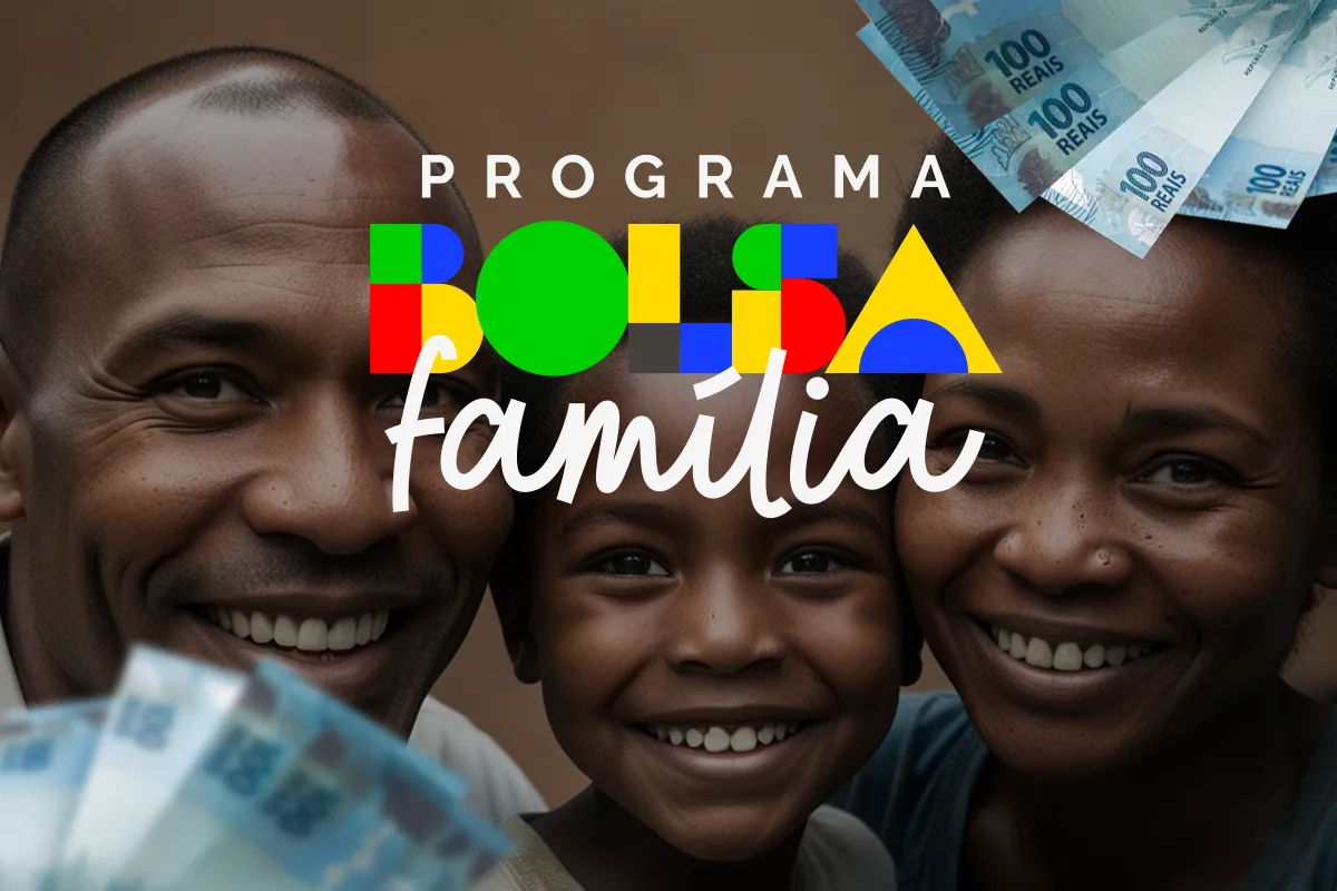 Pagamento do Bolsa Família de março acontece neste sábado (21/03); Veja quem recebe! 2 Família sorridente com o logotipo do Programa Bolsa Família e cédulas de R$ 100 representando o pagamento de março de 2026