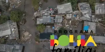 Áreas afetadas por calamidades naturais, com a sobreposição do logo do programa Bolsa Família em destaque, representando as novas cidades em emergência e a possibilidade de antecipação no pagamento.