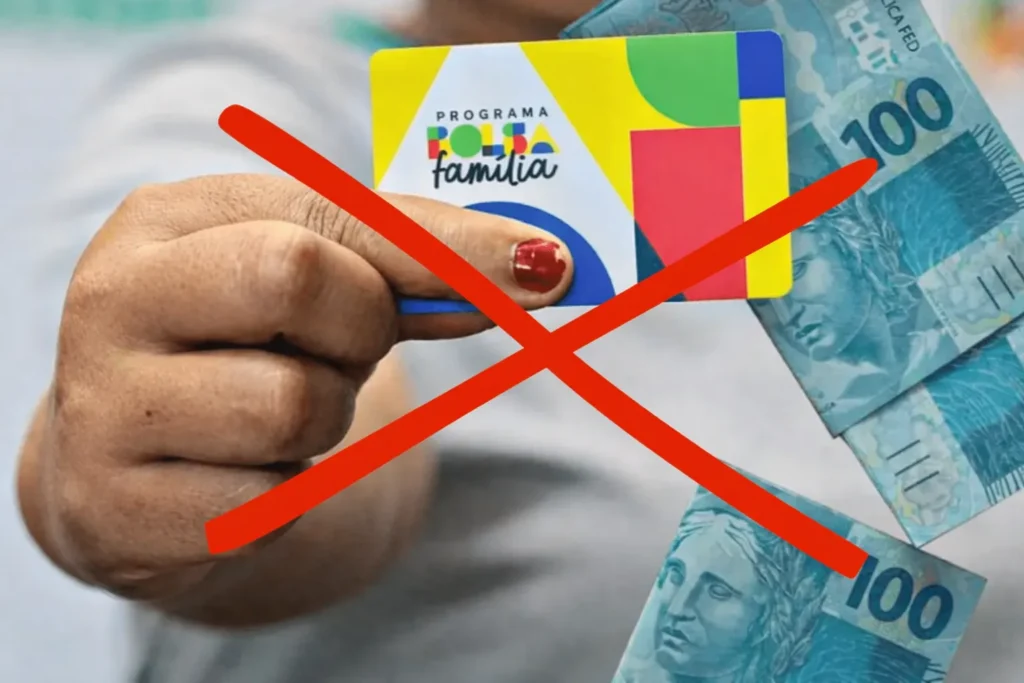 Bolsa Família de março chega com menos pessoas na lista de pagamento 2 Cartão do Bolsa Família com risco, sobreposto por notas de 100 reais, ilustrando a redução no número de beneficiários do programa em março de 2026.
