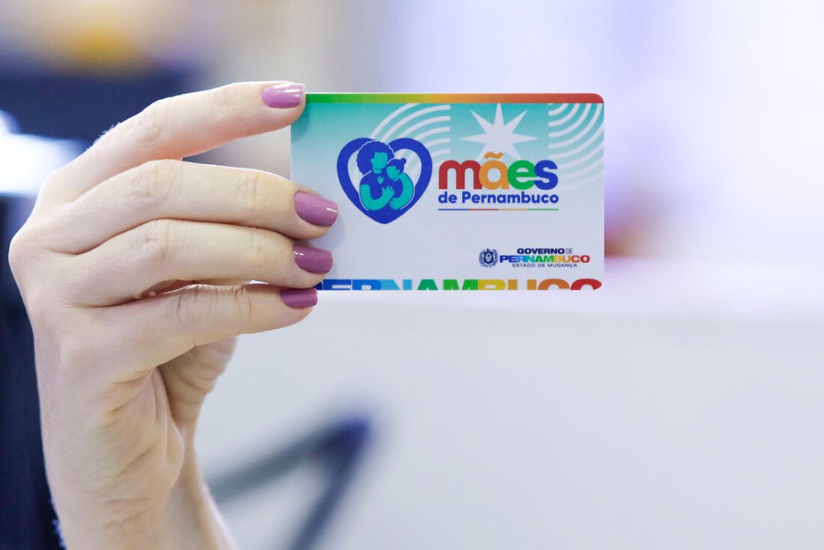 CAIXA confirma a liberação de R$ 300 nesta segunda-feira (09): saiba quem pode receber! 2 Mulher segurando cartão do programa Mães de Pernambuco, benefício social pago pelo governo estadual para famílias em situação de vulnerabilidade.