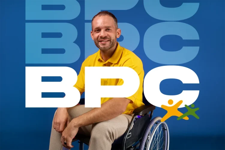 Pagamento do BPC de março é iniciado pelo INSS; veja quando você recebe 2 Homem cadeirante com camisa amarela sorrindo diante de fundo azul com texto BPC em destaque