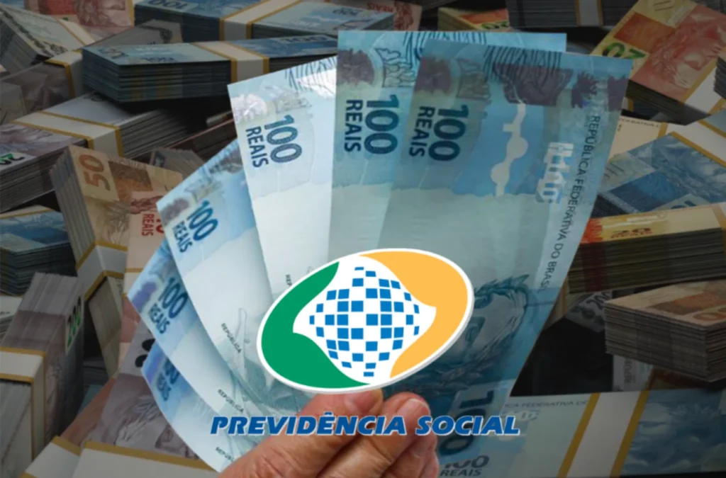 INSS anuncia calendário do 13º salário após confirmar antecipação 2 Cédulas de dinheiro com logo da Previdência Social