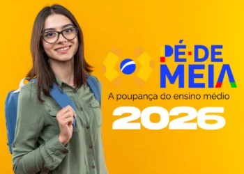 Jovem estudante sorridente com óculos e mochila escolar ao lado da logo do programa Pé-de-Meia com o ano 2026 em destaque sobre fundo amarelo, representando os beneficiários que aguardam o calendário de pagamentos do programa em 2026