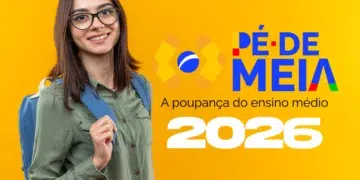Jovem estudante sorridente com óculos e mochila escolar ao lado da logo do programa Pé-de-Meia com o ano 2026 em destaque sobre fundo amarelo, representando os beneficiários que aguardam o calendário de pagamentos do programa em 2026
