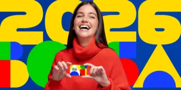 Mulher segurando cartão do Bolsa Família com fundo colorido representando o programa social do governo federal.