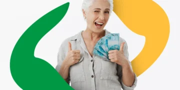 Idosa sorrindo segurando dinheiro, representando o pagamento dos benefícios do INSS referente ao calendário de março.