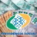 Notas de real brasileiro com o símbolo da Previdência Social representando o pagamento do 13º salário para beneficiários do INSS em 2026.