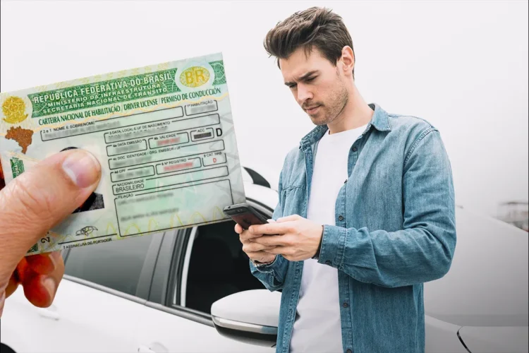Cerca de 25 mil condutores já emitiram a CNH pela plataforma digital; saiba como solicitar! 2 Homem ao lado de carro consulta smartphone enquanto outra mão exibe CNH
