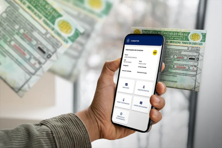 Cerca de 25 mil condutores já emitiram a CNH pela plataforma digital; saiba como solicitar! 1 Pessoa segura celular exibindo tela de CNH digital ao lado de carteira física de motorista