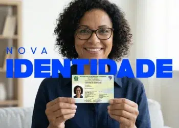 Mulher segura a nova carteira de identidade nacional do Brasil, documento que utiliza o CPF como identificação única.