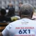 Trabalhador participa de audiência na Câmara usando camiseta com a frase “Fim da escala 6x1”, tema debatido na CCJ sobre jornada de trabalho.
