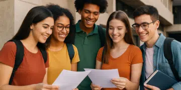 Grupo de jovens sorrindo e apontando para papéis sobre apoio financeiro do Pé-de-Meia