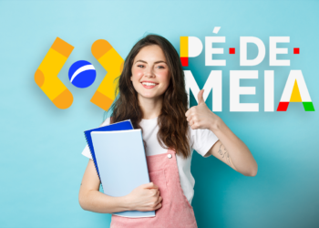 Estudante jovem sorrindo, segurando cadernos, com o logotipo do programa Pé-de-Meia e ícones de educação ao fundo em um fundo azul claro.