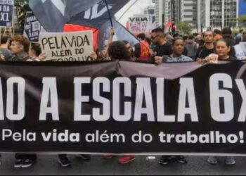 Manifestantes em São Paulo protestam contra a jornada de trabalho 6x1 durante a Segunda Conferência do Trabalho. O presidente Lula propôs a construção de uma proposta de lei para o fim da escala 6x1.