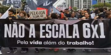 Manifestantes em São Paulo protestam contra a jornada de trabalho 6x1 durante a Segunda Conferência do Trabalho. O presidente Lula propôs a construção de uma proposta de lei para o fim da escala 6x1.
