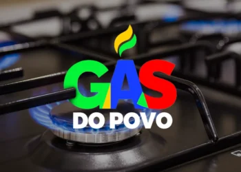 Chama de fogão acesa representando o benefício social Gás do Povo para famílias de baixa renda no Brasil
