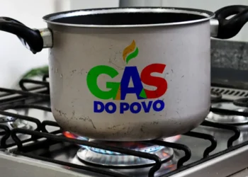 Logo do programa Gás do Povo em um panela sobre o fogão, simbolizando o benefício de até 6 recargas anuais.
