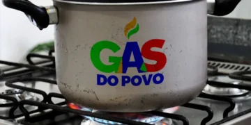Logo do programa Gás do Povo em um panela sobre o fogão, simbolizando o benefício de até 6 recargas anuais.