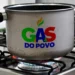 Logo do programa Gás do Povo em um panela sobre o fogão, simbolizando o benefício de até 6 recargas anuais.