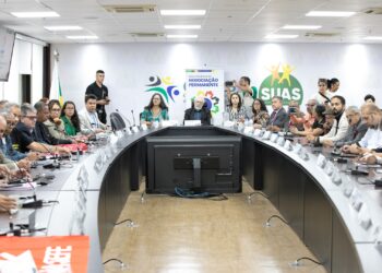 Autoridades e técnicos reunidos em mesa oval discutindo políticas sociais na Sede do Governo Federal