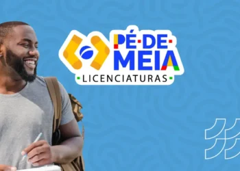 Estudante sorrindo com mochila, ilustrando a campanha do Pé-de-Meia Licenciaturas, programa de bolsas para alunos de licenciatura.