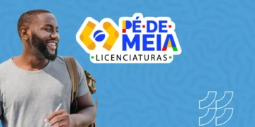 Estudante sorrindo com mochila, ilustrando a campanha do Pé-de-Meia Licenciaturas, programa de bolsas para alunos de licenciatura.