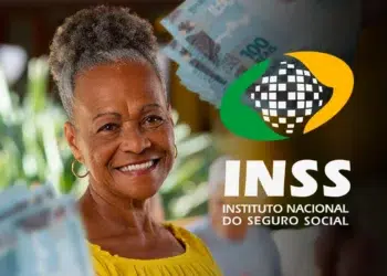 Idosa sorrindo com cédulas de dinheiro em mãos, com logo do INSS ao fundo, referente à antecipação do 13º salário pelo INSS em 2026.