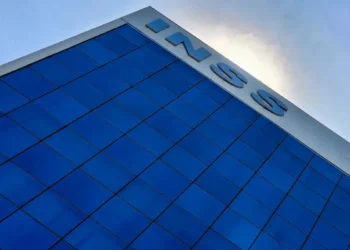 Motivos para a suspensão dos contratos consignados do C6 Bank Segundo informações oficiais, o INSS decidiu suspender as novas operações de crédito consignado do Banco C6 Consignado S.A. O despacho decisório 47, que estabelece a suspensão, foi publicado no Diário Oficial da União no dia 17. A Controladoria Geral da União (CGU) identificou indícios de cobranças indevidas em pelo menos 320 mil contratos, levando o INSS a solicitar a devolução de cerca de R$ 300 milhões aos beneficiários afetados. O INSS alega que o banco incluiu encargos como taxas administrativas e prêmios de seguros de modo irregular, o que, por lei, não deve ocorrer em contratos de consignado com desconto em folha. Esses acréscimos teriam reduzido o valor líquido liberado aos aposentados e pensionistas.