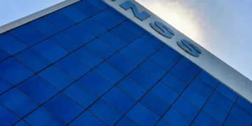 Motivos para a suspensão dos contratos consignados do C6 Bank Segundo informações oficiais, o INSS decidiu suspender as novas operações de crédito consignado do Banco C6 Consignado S.A. O despacho decisório 47, que estabelece a suspensão, foi publicado no Diário Oficial da União no dia 17. A Controladoria Geral da União (CGU) identificou indícios de cobranças indevidas em pelo menos 320 mil contratos, levando o INSS a solicitar a devolução de cerca de R$ 300 milhões aos beneficiários afetados. O INSS alega que o banco incluiu encargos como taxas administrativas e prêmios de seguros de modo irregular, o que, por lei, não deve ocorrer em contratos de consignado com desconto em folha. Esses acréscimos teriam reduzido o valor líquido liberado aos aposentados e pensionistas.