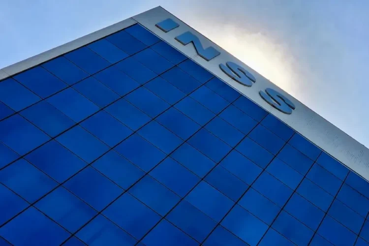 Motivos para a suspensão dos contratos consignados do C6 Bank Segundo informações oficiais, o INSS decidiu suspender as novas operações de crédito consignado do Banco C6 Consignado S.A. O despacho decisório 47, que estabelece a suspensão, foi publicado no Diário Oficial da União no dia 17. A Controladoria Geral da União (CGU) identificou indícios de cobranças indevidas em pelo menos 320 mil contratos, levando o INSS a solicitar a devolução de cerca de R$ 300 milhões aos beneficiários afetados. O INSS alega que o banco incluiu encargos como taxas administrativas e prêmios de seguros de modo irregular, o que, por lei, não deve ocorrer em contratos de consignado com desconto em folha. Esses acréscimos teriam reduzido o valor líquido liberado aos aposentados e pensionistas.