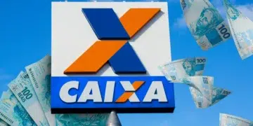 Placa da Caixa Econômica Federal com cédulas de 100 reais ao redor representando saque de R$ 6.220 liberado para moradores do AC, da BA e de MG