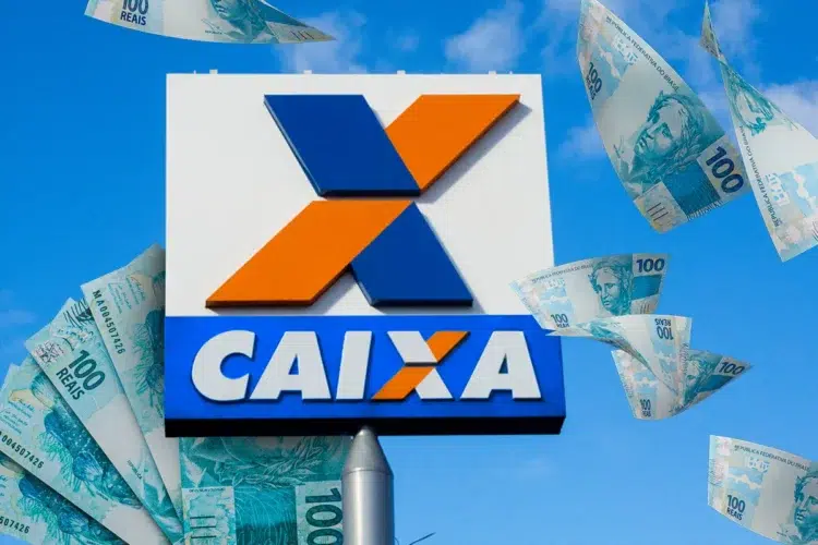 Saque de R$ 6.220 da CAIXA: moradores de AC, BA e MG podem solicitar benefício a partir desta sexta-feira (6) 1 Placa da Caixa Econômica Federal com cédulas de 100 reais ao redor representando saque de R$ 6.220 liberado para moradores do AC, da BA e de MG