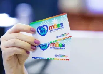 Cartão do programa Mães de Pernambuco segurado por uma mulher, representando o auxílio social de R$ 300 que será pago pelo Governo de Pernambuco no dia 9 de março.