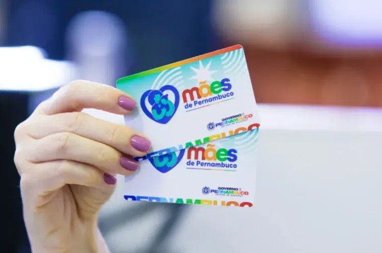 Mães de Pernambuco: pagamento de R$ 300 será liberado na próxima segunda-feira (09) 1 Cartão do programa Mães de Pernambuco segurado por uma mulher, representando o auxílio social de R$ 300 que será pago pelo Governo de Pernambuco no dia 9 de março.