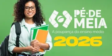 Jovem sorrindo segura cadernos e mochila em frente a fundo verde com logo Pé-de-Meia 2026