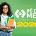 Jovem sorrindo segura cadernos e mochila em frente a fundo verde com logo Pé-de-Meia 2026