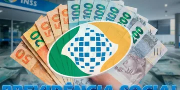 Notas de real abertas em leque com símbolo da Previdência Social do INSS ao fundo representando pagamento do 13º antecipado para aposentados e pensionistas