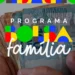 Mão segurando notas de dinheiro com o texto colorido "Programa Bolsa Família" sobreposto