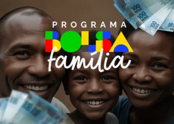 Pais e criança sorrindo com cédulas de R$ 100 e logotipo do Bolsa Família em destaque