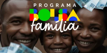 Pais e criança sorrindo com cédulas de R$ 100 e logotipo do Bolsa Família em destaque